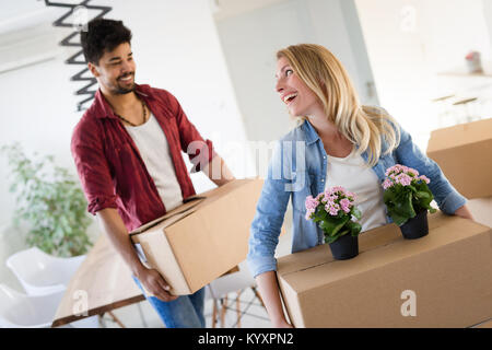 Junges Paar, Umzug in neues Zuhause und Karton Kisten auspacken Stockfoto