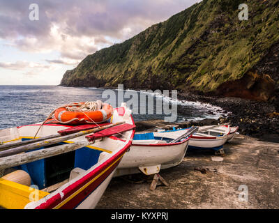 Kleiner Hafen neben Arnel Leuchtturm in Sao Miguel, Azoren. Stockfoto