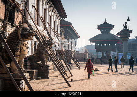 Die Einheimischen in der Straße des Bhaktapur, Nepal, Asien Stockfoto