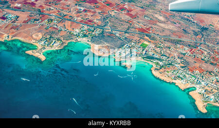 Blick aus dem Flugzeug nach Ayia Napa - das beste Resort, Zypern, Strände, gotels, Buchten, Parks. Stockfoto