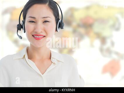 Reisebüro Frau das Headset vor der Welt Karte Stockfoto