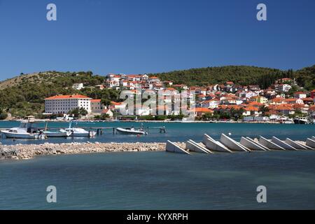 Kroatien - Trogir in Dalmatien. Motorboot Marina und der Insel Ciovo. Stockfoto
