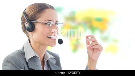 Reisebüro Frau das Headset vor der Welt Karte Stockfoto