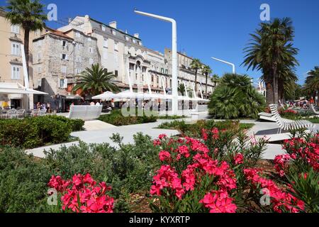 SPLIT, Kroatien - 27. JUNI 2011: Menschen laufen die alten Ufer in Split, Kroatien. Im Jahr 2011 11,2 Millionen Touristen besuchten Kroatien, die meisten von ihnen in Summe Stockfoto