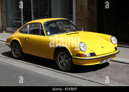 PARIS - 24. Juli: Porsche 911 Classic am 24. Juli geparkt, 2011 in Paris, Frankreich. Porsche 911 Classic ist eine der kultigsten und anerkannte Sportwagen Stockfoto