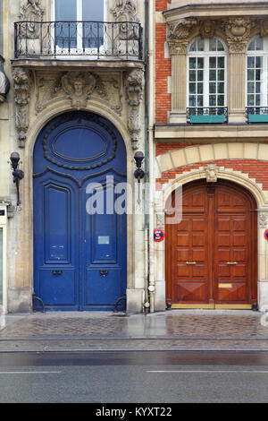 Paris im Regen, Frankreich - Typische alte Gebäude. Holztür. Stockfoto