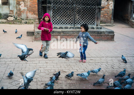 Kinder in der Jagannaath Tempel, Bhaktapur, Nepal, Asien. Stockfoto