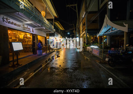 BOPHUT, SUMUI, THAILAND - 9.11.2017: Nacht leben auf der Straße von kleinen Fisherman's Village in Bophut an der Nordküste der Insel Koh Samui, Thailand Stockfoto