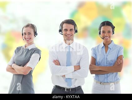 Reisebüros tragen Headsets vor der Welt Karte Stockfoto