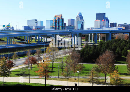 Die Louisville, Kentucky Stadtzentrum mit Expressway vor Stockfoto