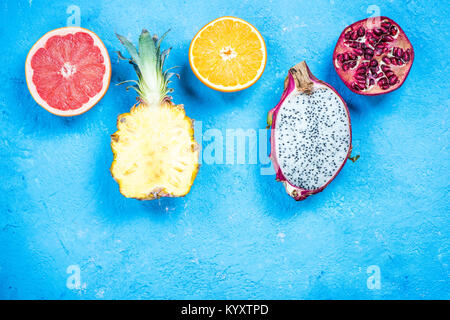 Tropischen und Exotischen Früchte Hälften am pulsierenden Schiefer. Stockfoto