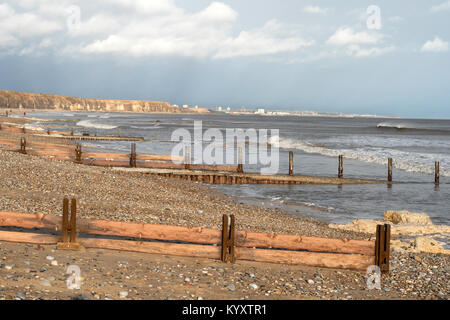 Blick nach Norden über eine Reihe von buhnen am Strand in Richtung Sunderland, Seaham, County Durham, England, Großbritannien Stockfoto