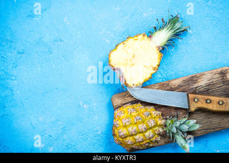 Frische Ananas Obst schneiden in Hälften, pulsierender Hintergrund Stockfoto