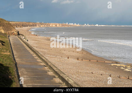 Nordsee Küste nach Norden entlang der Promenade Richtung Sunderland von Seaham, County Durham, England, Großbritannien Stockfoto
