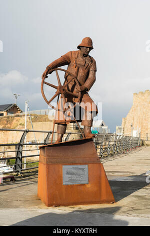 RNLI Memorial Corten-stahl Skulptur der Steuermann von Ray Lonsdale, Seaham Harbour, County Durham, England, Großbritannien Stockfoto