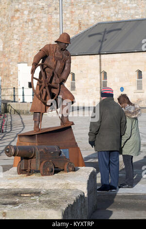 Paar bewundern Die RNLI Memorial Corten-stahl Skulptur der Steuermann von Ray Lonsdale, Seaham Harbour, County Durham, England, Großbritannien Stockfoto