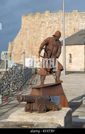 RNLI memorial Corten-stahl Skulptur der Steuermann von Ray Lonsdale, Seaham Harbour, County Durham, England, Großbritannien Stockfoto