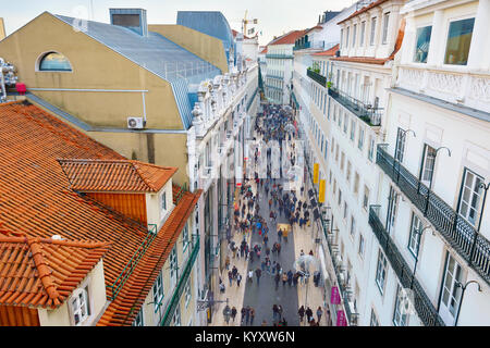 Lissabon, Portugal - 08 Dezember, 2016: Blick vom Gipfel von Santa Justa Aufzug der Rua do Carmo Einkaufsstraße in Lissabon mit Menschen zu Fuß entlang. Stockfoto