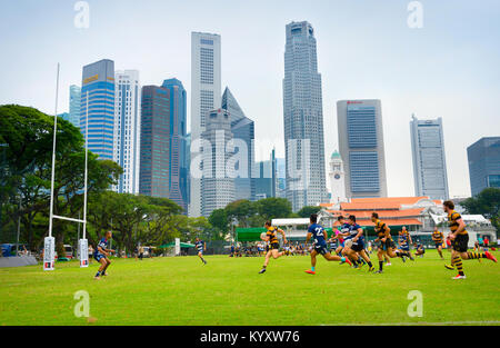 Singapur - Jan 16, 2017: Zwei laienhaften Rugby Team play Rugby in Singapur. Singapore Downtown auf te Hintergrund Stockfoto