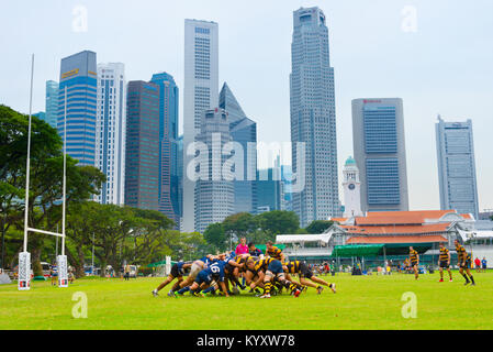 Singapur - Jan 16, 2017: Zwei laienhaften Rugby Team play Rugby in Singapur. Singapore Downtown auf te Hintergrund Stockfoto