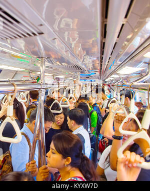 Singapur - 13. Januar 2017: Passagiere in Singapore Mass Rapid Transit (MRT) Zug. Die MRT hat 102 Stationen und ist die zweitälteste u-Bahn-System in So Stockfoto