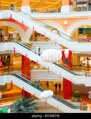 SHANGHAI, China - 28 Dezember, 2016: das Innere der Globalen Hafen - große Shopping Mall in Shanghai, China. Es hat eine Fläche von 480.000 Quadratmetern. Stockfoto