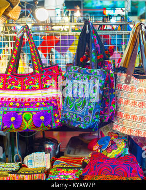 Taschen und Souvenirs zum verkaufen am Nachtmarkt. Chiang Mai, Thailand Stockfoto