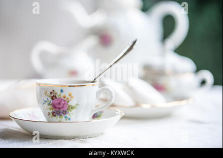 Luxus Porzellan Tee mit einer Tasse, Teekanne, Zuckerdose auf weißen Tischdecke mit weiße Bagels auf einer Platte Stockfoto