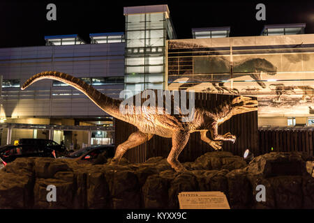 Fukuiraptor vor fukui Bahnhof Fukui Stadt Fukui Präfektur, Japan Stockfoto