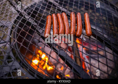 Hohe Betrachtungswinkel von Würstchen am Grill zubereitet Stockfoto