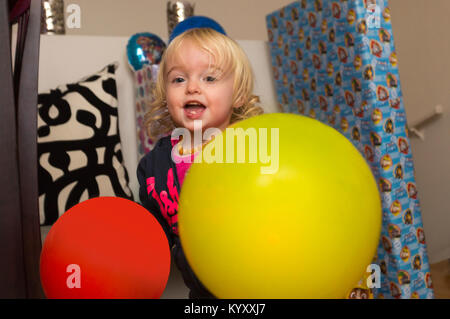 Happy 2 Jahre altes Mädchen mit Ballons Stockfoto