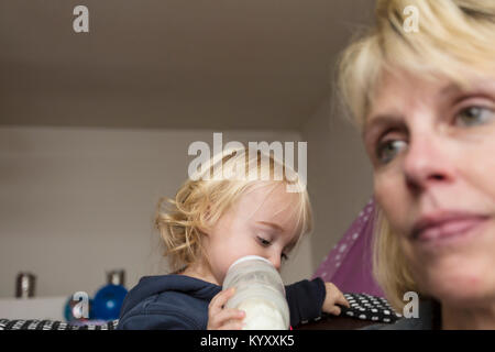 Depressiven Mutter mit 2 Jahre alten Kind Stockfoto
