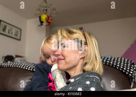 Großmutter umarmt Enkelkind Stockfoto