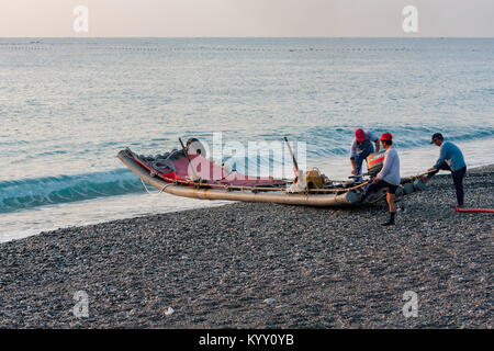 Die örtlichen Fischer ihre Kunststoff floss in das Meer am frühen Morgen, Chisingtan Scenic Area, Xincheng Township, Hualien County, Taiwan Stockfoto