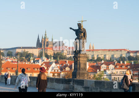 In PRAG IN DER TSCHECHISCHEN REPUBLIK - August 29,2017; Charles Brücke vor Sonnenaufgang Touristen gehen über unter Staute des Hl. Johannes Baptist nach Art. Stockfoto