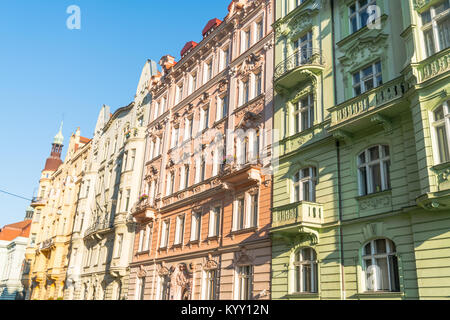 Straße Fronten der Reihenhäuser in verschiedenen Farben und traditionelle architektonische Stile unter blauem Himmel Stockfoto