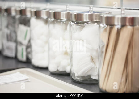 In der Nähe von Watte, Medikamente und zungenspateln in Kanistern an medizinische Klinik Stockfoto