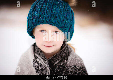 Porträt der lächelnde Mädchen stehen im Freien im Winter Stockfoto