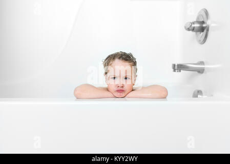 Wütend machen junge Gesicht in der Wanne Stockfoto