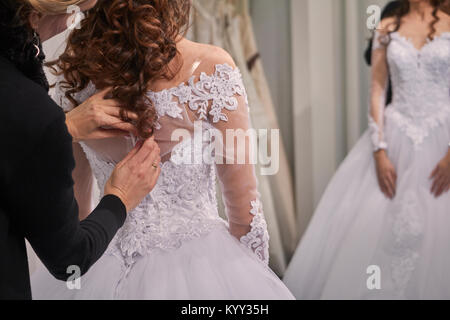 Seitenansicht des Designer Unterstützung der Braut, Brautkleid bei Store Stockfoto