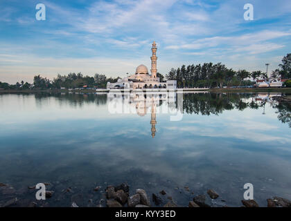 Die tengku Tengah Zaharah Moschee oder die schwimmende Moschee ist die erste echte schwimmende Moschee in Malaysia und Terengganu Malaysia. Stockfoto