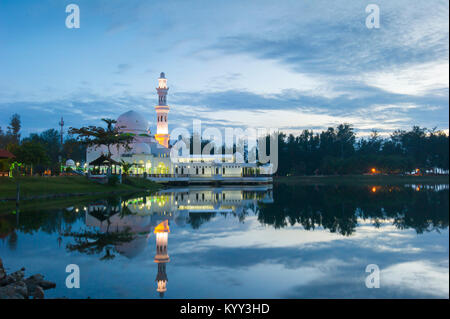 Die tengku Tengah Zaharah Moschee oder die schwimmende Moschee ist die erste echte schwimmende Moschee in Malaysia. Es ist in Kuala Ibai Kuala Terengganu entfernt. Stockfoto