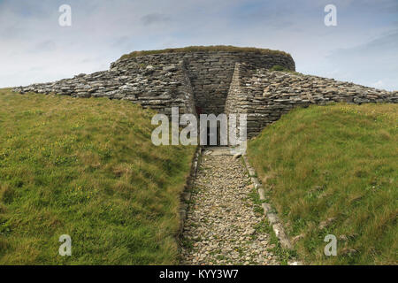 Die riesige chambered Cairn Quoyness auf Sanday, Orkney ist 5000 Jahre alt, gebaut von Trockenmauern gebaut, hat eine zentrale Kammer mit sechs Zellen aus. Stockfoto