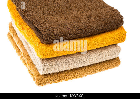 Stapel Handtücher in verschiedenen Farben auf weißem Hintergrund. Studio Foto Stockfoto