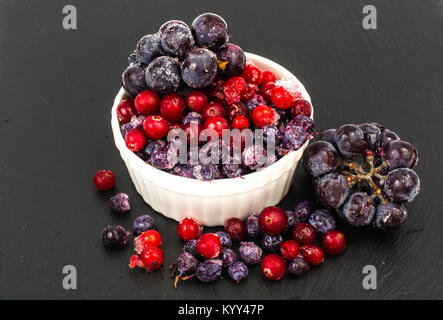 Mischung aus gefrorenen Beeren auf schwarzem Hintergrund. Studio Foto Stockfoto