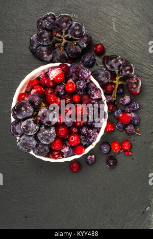Mischung aus gefrorenen Beeren auf schwarzem Hintergrund. Studio Foto Stockfoto