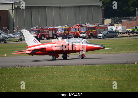 Ein Folland Gnat jet Trainer Taxis an Tragflächen & Räder, Dunsfold Stockfoto