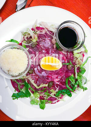 Carpaccio vom Rind auf hölzernen Tisch. Studio Foto Stockfoto