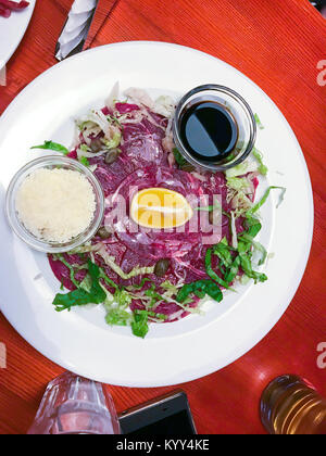 Carpaccio vom Rind auf hölzernen Tisch. Studio Foto Stockfoto