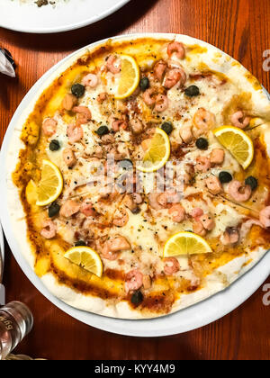 Hausgemachte Pizza mit Meeresfrüchten. Studio Foto Stockfoto